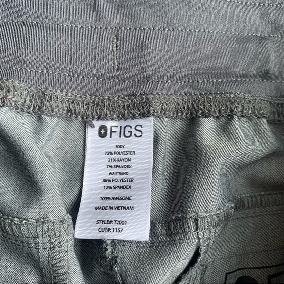 Figs mens grey scrub set. Axim cargo pants Chisec three pocket scrub top small - Picture 9 of 10